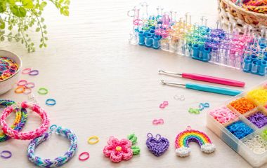 Плетіння з гумок Loom Bands: легкі схеми браслетів, ідеї фігурок та огляд найкращих наборів
